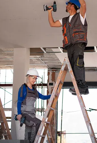 hombre y mujer de tiro completo de pie en la escalera